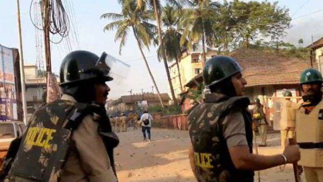 Police personnel in #Mangaluru are seen questioning each other, why no protestor was killed, even after firing at them.