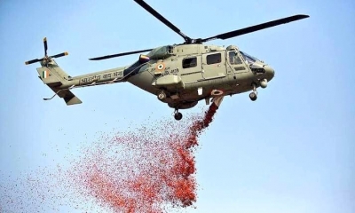 IAF MI-17 helicopter showered petals on Victoria hopsital, Bengaluru 