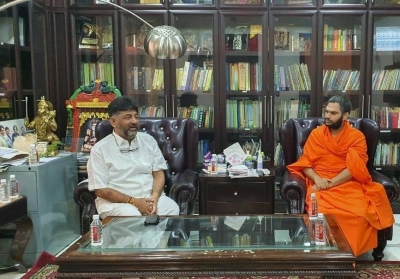 Nanjavadhoota swamiji visited DK Shivakumar : DKS condemn the raid