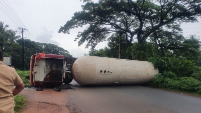 Gas filled tanker from Mangalore over turned near Kumata : Blocking National Highway