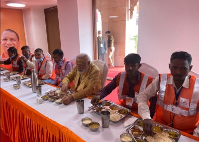 PM Narendra Modi had lunch with the Kashi construction workers