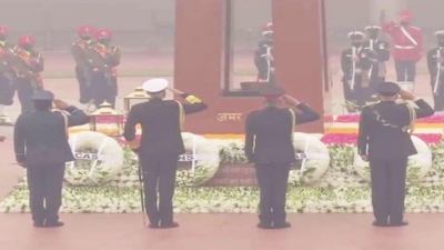 National War Memorial : On ArmyDay, CDS General Bipin Rawat, Army Chief General MM Naravane, IAF Chief Air Chief Marshal RKS Bhadauria, and Navy Chief Admiral Karambir Singh pay tributes at National War Memorial.