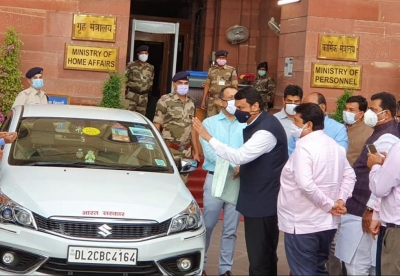 Fadnavis handed over Maharashtra police transfer, posting racket report to Sec MHA