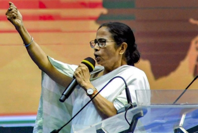 Mamata writes letter to Sonia & 10 parties leaders to unite against BJP