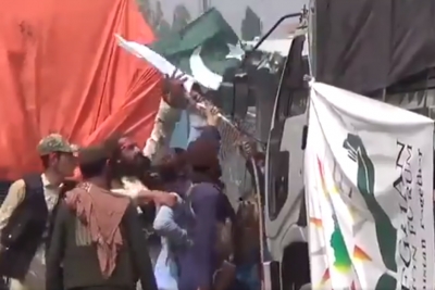 Talibani tore Pak flags on trucks entering Afghanistan border