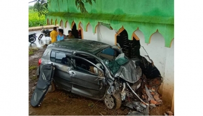 Car rammed into dargah, three members of the same family were killed