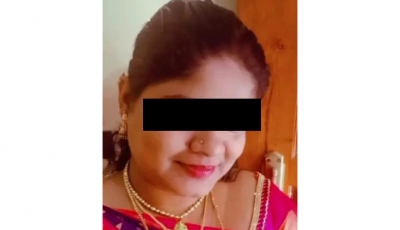 Khatarnak lady was arrested for extorting money from men by sending semi-naked photos