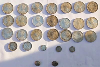 The police seized 28 coins of the British era discovered in the coffee plantation