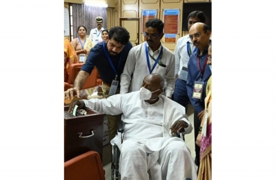 Presidential election: Deve Gowda came and voted in a wheel chair