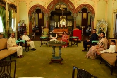 PM Modi, having lunch with royal family, see photo