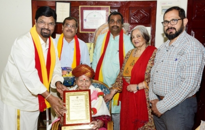 Padma Bhushan. B. Sarojadevi sahitya datti award presented