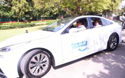  Union Transport Minister Nitin Gadkari arrives in Parliament on green hydrogen-powered car