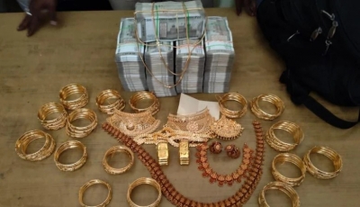 A person who was walking drunk on the road had Rs. 22 lakhs in cash and one and a half kg of gold!