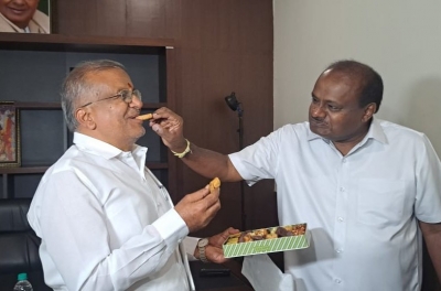 GTD visited JDS office after 3 years, HDK greeted with sweets