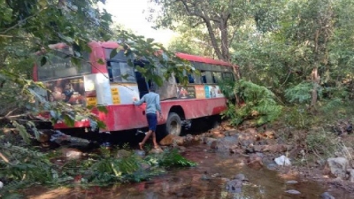 Transport bus fell into ditch, 25 injured