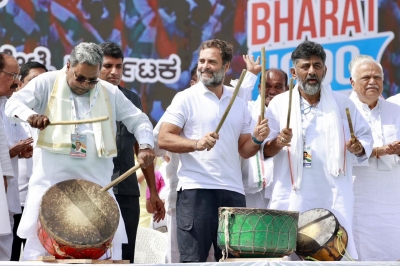 Rahul Gandhi held the hands of Siddu DKshi and shouted at the Bharat Jodo Yatra