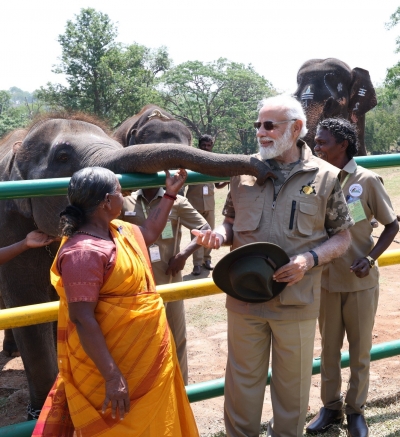 Modi talks with Bomman-Belli couple, the mahouts of The Elephant Whisperers fame!