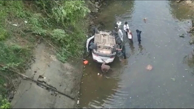 The car fell into a 25 feet deep canal, the family was saved by the locals sense of time