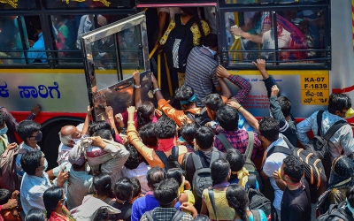 The bus was overcrowded, a passenger died after falling from the moving bus