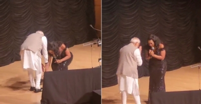  American singer Mary touched PM Modi feet after singing Indian national anthem
