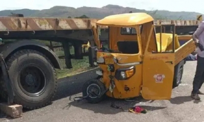 Horrible accident between lorry and autos, seven dead!