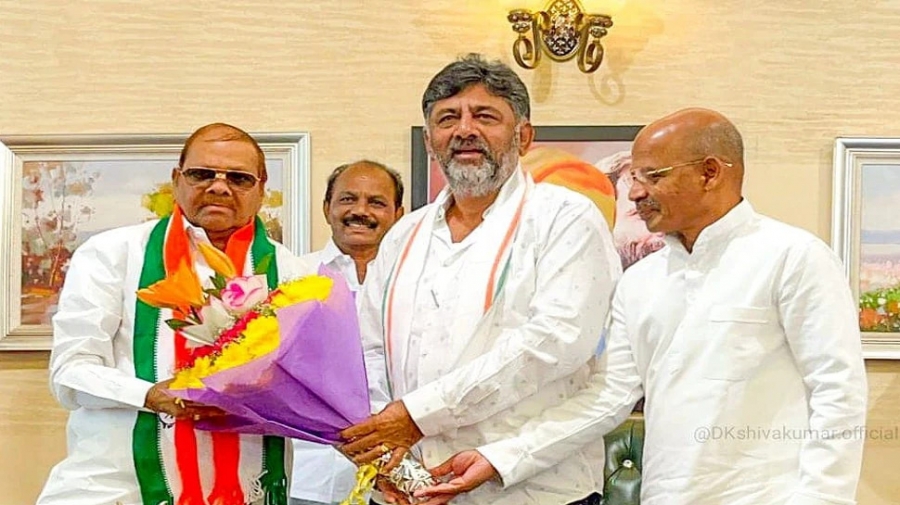Former minister Baburao Chinchansur joins Congress party
