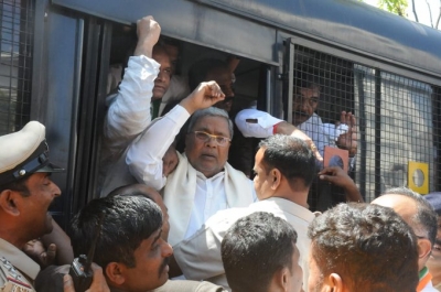 Congress leaders attempted to lay siege to CM residence, Congress leaders were taken into police custody