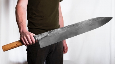 A drunken husband tried to kill his wife with a machete