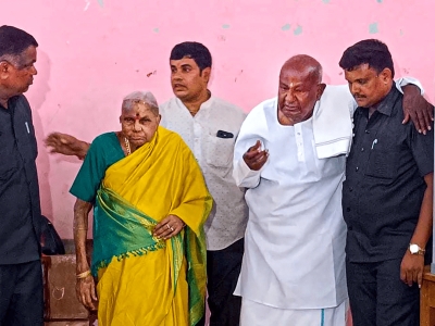 Former Prime Minister HD Deve Gowda cast his vote in a helicopter