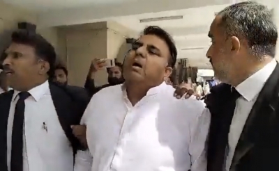  Former minister of Pakistan Fawad Chaudhary ran inside the court after seeing the police