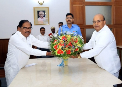 Parameshwar met the governor about the formation of the Congress government