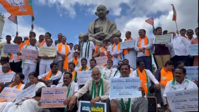 Oppn parties protested against state govt failure in Cauvery water