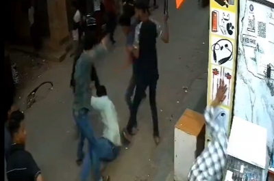 Mobile shop youth attacked by Muslim extremists for wearing Hanuman chalice during namaz time