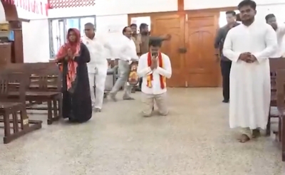 ಚುನಾವಣೆ ಗೆಲುವಿಗೆ ಚರ್ಚ್‌ನಲ್ಲಿ ಮೊಣಕಾಲು ನಡೆಯ ಪ್ರಾರ್ಥನೆ ಸಲ್ಲಿಸಿದ ಟಿವಿಕೆ ಅಧ್ಯಕ್ಷ ಮತ್ತು ನಟ ಜೋಸೆಫ್ ವಿಜಯ್ 