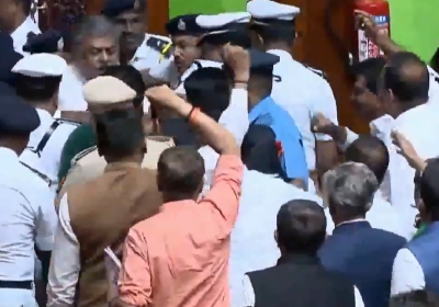 ಜಂಟಿ ಅಧಿವೇಶನದಿಂದ ಹೊರ ನಡೆದ ರಾಜ್ಯಪಾಲರು : ಸದನದಲ್ಲಿ ಕೋಲಾಹಲ ; ಬಿಕೆ ಹರಿಪ್ರಸಾದ ಅಮಾನತುಗೊಳಿಸಲು ಪ್ರತಿಪಕ್ಷಗಳ ಆಗ್ರಹ 