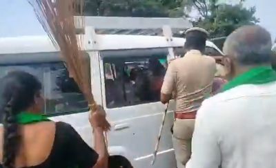 ಬಿಡದಿಯಲ್ಲಿ ಭೂ ಸಮೀಕ್ಷೆಗೆ ಅಡ್ಡಿಪಡಿಸಿದ ಮಹಿಳಾ ರೈತರು, ಅಧಿಕಾರಿಗಳ ಮೇಲೆ ಪೊರಕೆಗಳಿಂದ ಹಲ್ಲೆ | JANATA NEWS