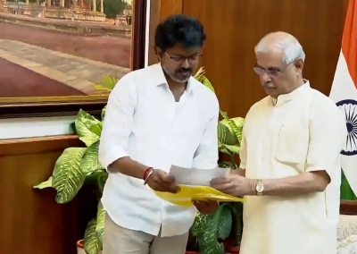  TVK Chief Vijay meets TN Governor with 121 MLA supported majority numbers