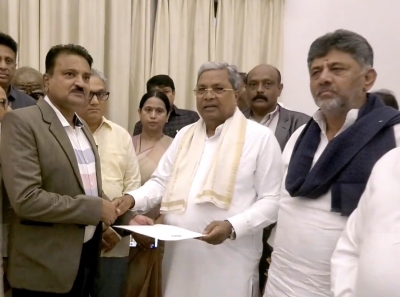 ರಾಜ್ಯಪಾಲರ ವಿಶೇಷ ಕಾರ್ಯದರ್ಶಿಗೆ ರಾಜೀನಾಮೆಯನ್ನು ಸಲ್ಲಿಸಿದ ಮುಖ್ಯಮಂತ್ರಿ ಸಿದ್ದರಾಮಯ್ಯ 